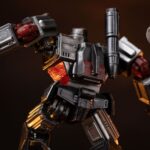 MEGATRON TRANSFORMERS DEMI ART SCALE 1/10. Encarnación de la estrategia despiadada y el poder bruto, Megatron se yergue imponente en esta pose dominante sobre los restos humeantes de sus enemigos. Inspirada en el universo clásico de Transformers, esta figura de resina captura el frío dominio y la presencia icónica del líder Decepticon. Con el cañón de fusión apuntando y listo, la mirada de Megatron se fija en su objetivo con una confianza inquebrantable. Su diseño retrofuturista —chapa metálica cepillada, estructura angular, detalles tecnológicos desgastados— se recrea con una precisión sorprendente. La base representa un campo de batalla en llamas: robots destrozados, cables rotos, llamas esculpidas y efectos de humo realzan la intensidad de la escena. El cañón brillante y aún humeante añade una dramática sensación de acción reciente. Fabricada en resina y con una altura aproximada de 32 cm a escala 1/20, esta estatua pertenece a la línea Demi Art Scale de Iron Studios. Ofrece texturas nítidas, una pose audaz y una base narrativa que realza toda la pieza. Una representación feroz e inolvidable de Megatron, perfecta para los fans que quieren que su exposición irradie amenaza.