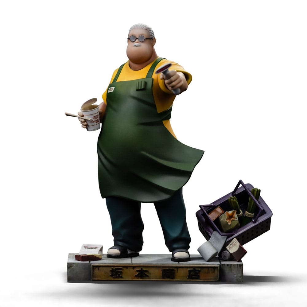 TARO SAKAMOTO SAKAMOTO DAY ART SCALE 1/10. Esta versión Art Scale de Taro Sakamoto muestra al querido protagonista de Sakamoto Days en su modo cotidiano de tendero: tranquilo, redondeado y extrañamente entrañable. Con zapatillas en los pies y un recibo en la mano, es la viva imagen de la paz doméstica... hasta que las cosas se tuercen. Aquí no hay batallas, ni sangre, solo un hombre, una tienda y algunos comestibles. Sin embargo, sus agudos instintos acechan bajo la superficie. Su expresión relajada esconde al legendario asesino que está listo para entrar en acción cuando sea necesario. Ese es el encanto de Sakamoto: fuerza silenciosa en un envoltorio suave. La escultura brilla con detalles mundanos: taza de café, bolsa de la compra sobrecargada, caja registradora volcada, periódicos esparcidos. Su delantal verde se extiende por su vientre, destacando sobre la base limpia, estilo acera. Con una altura aproximada de 20 cm a escala 1/10, esta figura de resina pertenece a la línea Art Scale de Iron Studios. Se centra en el realismo, el humor y el carisma tranquilo de un exasesino a sueldo convertido en tendero. Imprescindible para los fans del manga y los coleccionables basados en personajes.
