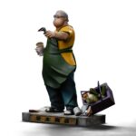 TARO SAKAMOTO SAKAMOTO DAY ART SCALE 1/10. Esta versión Art Scale de Taro Sakamoto muestra al querido protagonista de Sakamoto Days en su modo cotidiano de tendero: tranquilo, redondeado y extrañamente entrañable. Con zapatillas en los pies y un recibo en la mano, es la viva imagen de la paz doméstica... hasta que las cosas se tuercen. Aquí no hay batallas, ni sangre, solo un hombre, una tienda y algunos comestibles. Sin embargo, sus agudos instintos acechan bajo la superficie. Su expresión relajada esconde al legendario asesino que está listo para entrar en acción cuando sea necesario. Ese es el encanto de Sakamoto: fuerza silenciosa en un envoltorio suave. La escultura brilla con detalles mundanos: taza de café, bolsa de la compra sobrecargada, caja registradora volcada, periódicos esparcidos. Su delantal verde se extiende por su vientre, destacando sobre la base limpia, estilo acera. Con una altura aproximada de 20 cm a escala 1/10, esta figura de resina pertenece a la línea Art Scale de Iron Studios. Se centra en el realismo, el humor y el carisma tranquilo de un exasesino a sueldo convertido en tendero. Imprescindible para los fans del manga y los coleccionables basados en personajes.