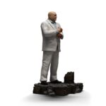 KINGPIN DAREDEVIL: BORN AGAIN ART SCALE 1/10. En el oscuro y urbano universo de Marvel, Wilson Fisk, alias Kingpin, reina sobre el crimen organizado con una inteligencia fría y mano de hierro. Enemigo emblemático de Daredevil, encarna la corrupción arraigada en las calles de Hell's Kitchen, utilizando su influencia política y su fuerza bruta para afianzar su poder. Aquí representado de pie en una postura imponente, Kingpin sujeta su bastón con calma y seguridad. Su mirada dura y su estatura imponente transmiten una autoridad indiscutible. Su atuendo, un traje blanco perfectamente cortado, contrasta con la atmósfera amenazante que lo rodea, lo que subraya su gusto por el control y la puesta en escena. Cada detalle visual está cuidadosamente trabajado: cabeza rapada, rasgos cerrados, camisa azul pálida y bastón esculpido. La base imita un adoquín urbano roto, acentuando el contraste entre su aparente elegancia y la brutalidad de su entorno. El realismo de los pliegues de la tela y la textura de la base aportan profundidad y presencia a esta pieza. Fabricada en resina, esta figura mide aproximadamente 21 cm y está diseñada a escala 1/10. Forma parte de la colección Art Scale de Iron Studios y se apoya en una base detallada, lista para completar una escena realista de Marvel o para presidir por sí sola como representación de uno de los antagonistas más poderosos del universo.