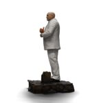 KINGPIN DAREDEVIL: BORN AGAIN ART SCALE 1/10. En el oscuro y urbano universo de Marvel, Wilson Fisk, alias Kingpin, reina sobre el crimen organizado con una inteligencia fría y mano de hierro. Enemigo emblemático de Daredevil, encarna la corrupción arraigada en las calles de Hell's Kitchen, utilizando su influencia política y su fuerza bruta para afianzar su poder. Aquí representado de pie en una postura imponente, Kingpin sujeta su bastón con calma y seguridad. Su mirada dura y su estatura imponente transmiten una autoridad indiscutible. Su atuendo, un traje blanco perfectamente cortado, contrasta con la atmósfera amenazante que lo rodea, lo que subraya su gusto por el control y la puesta en escena. Cada detalle visual está cuidadosamente trabajado: cabeza rapada, rasgos cerrados, camisa azul pálida y bastón esculpido. La base imita un adoquín urbano roto, acentuando el contraste entre su aparente elegancia y la brutalidad de su entorno. El realismo de los pliegues de la tela y la textura de la base aportan profundidad y presencia a esta pieza. Fabricada en resina, esta figura mide aproximadamente 21 cm y está diseñada a escala 1/10. Forma parte de la colección Art Scale de Iron Studios y se apoya en una base detallada, lista para completar una escena realista de Marvel o para presidir por sí sola como representación de uno de los antagonistas más poderosos del universo.