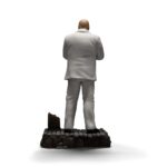KINGPIN DAREDEVIL: BORN AGAIN ART SCALE 1/10. En el oscuro y urbano universo de Marvel, Wilson Fisk, alias Kingpin, reina sobre el crimen organizado con una inteligencia fría y mano de hierro. Enemigo emblemático de Daredevil, encarna la corrupción arraigada en las calles de Hell's Kitchen, utilizando su influencia política y su fuerza bruta para afianzar su poder. Aquí representado de pie en una postura imponente, Kingpin sujeta su bastón con calma y seguridad. Su mirada dura y su estatura imponente transmiten una autoridad indiscutible. Su atuendo, un traje blanco perfectamente cortado, contrasta con la atmósfera amenazante que lo rodea, lo que subraya su gusto por el control y la puesta en escena. Cada detalle visual está cuidadosamente trabajado: cabeza rapada, rasgos cerrados, camisa azul pálida y bastón esculpido. La base imita un adoquín urbano roto, acentuando el contraste entre su aparente elegancia y la brutalidad de su entorno. El realismo de los pliegues de la tela y la textura de la base aportan profundidad y presencia a esta pieza. Fabricada en resina, esta figura mide aproximadamente 21 cm y está diseñada a escala 1/10. Forma parte de la colección Art Scale de Iron Studios y se apoya en una base detallada, lista para completar una escena realista de Marvel o para presidir por sí sola como representación de uno de los antagonistas más poderosos del universo.