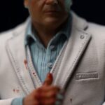 KINGPIN DAREDEVIL: BORN AGAIN ART SCALE 1/10. En el oscuro y urbano universo de Marvel, Wilson Fisk, alias Kingpin, reina sobre el crimen organizado con una inteligencia fría y mano de hierro. Enemigo emblemático de Daredevil, encarna la corrupción arraigada en las calles de Hell's Kitchen, utilizando su influencia política y su fuerza bruta para afianzar su poder. Aquí representado de pie en una postura imponente, Kingpin sujeta su bastón con calma y seguridad. Su mirada dura y su estatura imponente transmiten una autoridad indiscutible. Su atuendo, un traje blanco perfectamente cortado, contrasta con la atmósfera amenazante que lo rodea, lo que subraya su gusto por el control y la puesta en escena. Cada detalle visual está cuidadosamente trabajado: cabeza rapada, rasgos cerrados, camisa azul pálida y bastón esculpido. La base imita un adoquín urbano roto, acentuando el contraste entre su aparente elegancia y la brutalidad de su entorno. El realismo de los pliegues de la tela y la textura de la base aportan profundidad y presencia a esta pieza. Fabricada en resina, esta figura mide aproximadamente 21 cm y está diseñada a escala 1/10. Forma parte de la colección Art Scale de Iron Studios y se apoya en una base detallada, lista para completar una escena realista de Marvel o para presidir por sí sola como representación de uno de los antagonistas más poderosos del universo.