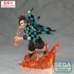 TANJIRO KAMADO DEMON SLAYER: KIMETSU NO YAIBA ESTATUA PVC XROSS LINK ANIME. Tanjiro Kamado, protagonista de Demon Slayer, es sinónimo de determinación inquebrantable, compasión y fuerza interior. Esta dinámica figura inspirada en el anime lo captura en plena batalla, desatando una técnica de fuego ardiente con su espada. Refleja maravillosamente la intensidad y la elegancia de sus estilos de respiración. Tanjiro posa en una postura agresiva: una pierna doblada, el brazo extendido, la espada desenvainada y una mirada feroz en sus ojos. Su haori a cuadros verdes y negros fluye con su movimiento, lo que realza el dramatismo de la escena. La base de PVC naranja translúcida evoca una explosión de llamas, lo que enfatiza el poder detrás de su golpe. La escultura se mantiene fiel al anime: su cicatriz en la frente, su cabello revuelto, su mirada concentrada y su traje tradicional de Demon Slayer están fielmente reproducidos. Un efecto de llamas envuelve su mano derecha y la base, lo que añade un toque dinámico a la exposición. Con una altura aproximada de 15 cm, esta figura de PVC de la línea Xross Link de SEGA es perfecta para los fans que quieran revivir escenas de batalla icónicas. Compacta pero expresiva y llena de energía, encaja a la perfección en una estantería temática de combate o junto a otros personajes de la serie.