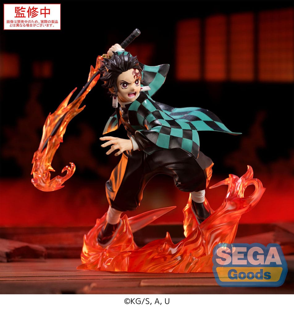 Tanjiro kamado demon slayer: kimetsu no yaiba estatua pvc xross link anime.  tanjiro kamado, protagonista de demon slayer, es sinónimo de determinación inquebrantable, compasión y fuerza interior. Esta dinámica figura inspirada en el anime lo captura en plena batalla, desatando una técnica de fuego ardiente con su espada. Refleja maravillosamente la intensidad y la elegancia de sus estilos de respiración. Tanjiro posa en una postura agresiva: una pierna doblada, el brazo extendido, la espada desenvainada y una mirada feroz en sus ojos. Su haori a cuadros verdes y negros fluye con su movimiento, lo que realza el dramatismo de la escena. La base de pvc naranja translúcida evoca una explosión de llamas, lo que enfatiza el poder detrás de su golpe. La escultura se mantiene fiel al anime: su cicatriz en la frente, su cabello revuelto, su mirada concentrada y su traje tradicional de demon slayer están fielmente reproducidos. Un efecto de llamas envuelve su mano derecha y la base, lo que añade un toque dinámico a la exposición. Con una altura aproximada de 15 cm, esta figura de pvc de la línea xross link de sega es perfecta para los fans que quieran revivir escenas de batalla icónicas. Compacta pero expresiva y llena de energía, encaja a la perfección en una estantería temática de combate o junto a otros personajes de la serie.