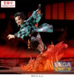 TANJIRO KAMADO DEMON SLAYER: KIMETSU NO YAIBA ESTATUA PVC XROSS LINK ANIME. Tanjiro Kamado, protagonista de Demon Slayer, es sinónimo de determinación inquebrantable, compasión y fuerza interior. Esta dinámica figura inspirada en el anime lo captura en plena batalla, desatando una técnica de fuego ardiente con su espada. Refleja maravillosamente la intensidad y la elegancia de sus estilos de respiración. Tanjiro posa en una postura agresiva: una pierna doblada, el brazo extendido, la espada desenvainada y una mirada feroz en sus ojos. Su haori a cuadros verdes y negros fluye con su movimiento, lo que realza el dramatismo de la escena. La base de PVC naranja translúcida evoca una explosión de llamas, lo que enfatiza el poder detrás de su golpe. La escultura se mantiene fiel al anime: su cicatriz en la frente, su cabello revuelto, su mirada concentrada y su traje tradicional de Demon Slayer están fielmente reproducidos. Un efecto de llamas envuelve su mano derecha y la base, lo que añade un toque dinámico a la exposición. Con una altura aproximada de 15 cm, esta figura de PVC de la línea Xross Link de SEGA es perfecta para los fans que quieran revivir escenas de batalla icónicas. Compacta pero expresiva y llena de energía, encaja a la perfección en una estantería temática de combate o junto a otros personajes de la serie.