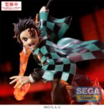 TANJIRO KAMADO DEMON SLAYER: KIMETSU NO YAIBA ESTATUA PVC XROSS LINK ANIME. Tanjiro Kamado, protagonista de Demon Slayer, es sinónimo de determinación inquebrantable, compasión y fuerza interior. Esta dinámica figura inspirada en el anime lo captura en plena batalla, desatando una técnica de fuego ardiente con su espada. Refleja maravillosamente la intensidad y la elegancia de sus estilos de respiración. Tanjiro posa en una postura agresiva: una pierna doblada, el brazo extendido, la espada desenvainada y una mirada feroz en sus ojos. Su haori a cuadros verdes y negros fluye con su movimiento, lo que realza el dramatismo de la escena. La base de PVC naranja translúcida evoca una explosión de llamas, lo que enfatiza el poder detrás de su golpe. La escultura se mantiene fiel al anime: su cicatriz en la frente, su cabello revuelto, su mirada concentrada y su traje tradicional de Demon Slayer están fielmente reproducidos. Un efecto de llamas envuelve su mano derecha y la base, lo que añade un toque dinámico a la exposición. Con una altura aproximada de 15 cm, esta figura de PVC de la línea Xross Link de SEGA es perfecta para los fans que quieran revivir escenas de batalla icónicas. Compacta pero expresiva y llena de energía, encaja a la perfección en una estantería temática de combate o junto a otros personajes de la serie.
