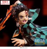 TANJIRO KAMADO DEMON SLAYER: KIMETSU NO YAIBA ESTATUA PVC XROSS LINK ANIME. Tanjiro Kamado, protagonista de Demon Slayer, es sinónimo de determinación inquebrantable, compasión y fuerza interior. Esta dinámica figura inspirada en el anime lo captura en plena batalla, desatando una técnica de fuego ardiente con su espada. Refleja maravillosamente la intensidad y la elegancia de sus estilos de respiración. Tanjiro posa en una postura agresiva: una pierna doblada, el brazo extendido, la espada desenvainada y una mirada feroz en sus ojos. Su haori a cuadros verdes y negros fluye con su movimiento, lo que realza el dramatismo de la escena. La base de PVC naranja translúcida evoca una explosión de llamas, lo que enfatiza el poder detrás de su golpe. La escultura se mantiene fiel al anime: su cicatriz en la frente, su cabello revuelto, su mirada concentrada y su traje tradicional de Demon Slayer están fielmente reproducidos. Un efecto de llamas envuelve su mano derecha y la base, lo que añade un toque dinámico a la exposición. Con una altura aproximada de 15 cm, esta figura de PVC de la línea Xross Link de SEGA es perfecta para los fans que quieran revivir escenas de batalla icónicas. Compacta pero expresiva y llena de energía, encaja a la perfección en una estantería temática de combate o junto a otros personajes de la serie.