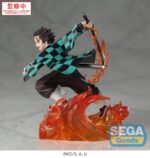 TANJIRO KAMADO DEMON SLAYER: KIMETSU NO YAIBA ESTATUA PVC XROSS LINK ANIME. Tanjiro Kamado, protagonista de Demon Slayer, es sinónimo de determinación inquebrantable, compasión y fuerza interior. Esta dinámica figura inspirada en el anime lo captura en plena batalla, desatando una técnica de fuego ardiente con su espada. Refleja maravillosamente la intensidad y la elegancia de sus estilos de respiración. Tanjiro posa en una postura agresiva: una pierna doblada, el brazo extendido, la espada desenvainada y una mirada feroz en sus ojos. Su haori a cuadros verdes y negros fluye con su movimiento, lo que realza el dramatismo de la escena. La base de PVC naranja translúcida evoca una explosión de llamas, lo que enfatiza el poder detrás de su golpe. La escultura se mantiene fiel al anime: su cicatriz en la frente, su cabello revuelto, su mirada concentrada y su traje tradicional de Demon Slayer están fielmente reproducidos. Un efecto de llamas envuelve su mano derecha y la base, lo que añade un toque dinámico a la exposición. Con una altura aproximada de 15 cm, esta figura de PVC de la línea Xross Link de SEGA es perfecta para los fans que quieran revivir escenas de batalla icónicas. Compacta pero expresiva y llena de energía, encaja a la perfección en una estantería temática de combate o junto a otros personajes de la serie.