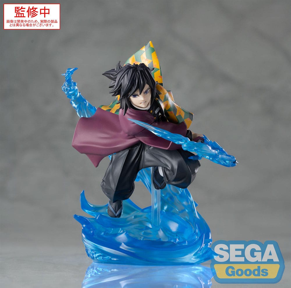 Giyu tomioka demon slayer: kimetsu no yaiba estatua pvc xross link anime.  giyu tomioka, un hashira del agua del cuerpo de cazadores de demonios, es un guerrero tranquilo pero temible. Con un control inigualable de la técnica de respiración del agua y un comportamiento sereno, es uno de los personajes más emblemáticos de demon slayer. Esta figura lo captura en pleno ataque, combinando elegancia y fuerza letal. Giyu aparece en pleno movimiento, con la espada desenvainada, mientras flota sobre una base de agua translúcida y arremolinada. Su pose precisa y fluida refleja la naturaleza de su técnica de respiración: rápida, aguda y silenciosa. Su expresión concentrada resalta su carácter tranquilo y resuelto. La escultura refleja con precisión su diseño del anime: su característico haori de doble patrón, el uniforme estándar de demon slayer y los vivos efectos de agua azul en pvc translúcido, que amplían el movimiento de su espada. La escena parece congelada en plena acción, lo que amplifica el impacto de la exposición. Con una altura aproximada de 15 cm, esta figura de pvc de la línea xross link de sega cuenta con una base transparente, una pose dinámica y un acabado nítido, perfecta para los fans que quieran crear una exposición de kimetsu no yaiba llena de energía.