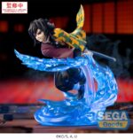 GIYU TOMIOKA DEMON SLAYER: KIMETSU NO YAIBA ESTATUA PVC XROSS LINK ANIME. Giyu Tomioka, un Hashira del Agua del Cuerpo de Cazadores de Demonios, es un guerrero tranquilo pero temible. Con un control inigualable de la técnica de Respiración del Agua y un comportamiento sereno, es uno de los personajes más emblemáticos de Demon Slayer. Esta figura lo captura en pleno ataque, combinando elegancia y fuerza letal. Giyu aparece en pleno movimiento, con la espada desenvainada, mientras flota sobre una base de agua translúcida y arremolinada. Su pose precisa y fluida refleja la naturaleza de su técnica de respiración: rápida, aguda y silenciosa. Su expresión concentrada resalta su carácter tranquilo y resuelto. La escultura refleja con precisión su diseño del anime: su característico haori de doble patrón, el uniforme estándar de Demon Slayer y los vivos efectos de agua azul en PVC translúcido, que amplían el movimiento de su espada. La escena parece congelada en plena acción, lo que amplifica el impacto de la exposición. Con una altura aproximada de 15 cm, esta figura de PVC de la línea Xross Link de SEGA cuenta con una base transparente, una pose dinámica y un acabado nítido, perfecta para los fans que quieran crear una exposición de Kimetsu no Yaiba llena de energía.