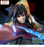 GIYU TOMIOKA DEMON SLAYER: KIMETSU NO YAIBA ESTATUA PVC XROSS LINK ANIME. Giyu Tomioka, un Hashira del Agua del Cuerpo de Cazadores de Demonios, es un guerrero tranquilo pero temible. Con un control inigualable de la técnica de Respiración del Agua y un comportamiento sereno, es uno de los personajes más emblemáticos de Demon Slayer. Esta figura lo captura en pleno ataque, combinando elegancia y fuerza letal. Giyu aparece en pleno movimiento, con la espada desenvainada, mientras flota sobre una base de agua translúcida y arremolinada. Su pose precisa y fluida refleja la naturaleza de su técnica de respiración: rápida, aguda y silenciosa. Su expresión concentrada resalta su carácter tranquilo y resuelto. La escultura refleja con precisión su diseño del anime: su característico haori de doble patrón, el uniforme estándar de Demon Slayer y los vivos efectos de agua azul en PVC translúcido, que amplían el movimiento de su espada. La escena parece congelada en plena acción, lo que amplifica el impacto de la exposición. Con una altura aproximada de 15 cm, esta figura de PVC de la línea Xross Link de SEGA cuenta con una base transparente, una pose dinámica y un acabado nítido, perfecta para los fans que quieran crear una exposición de Kimetsu no Yaiba llena de energía.