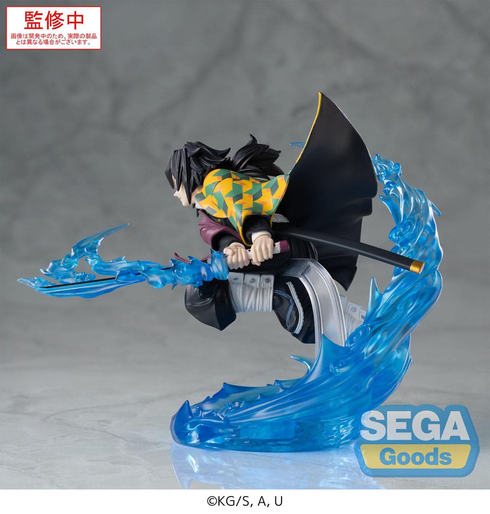 Giyu tomioka demon slayer: kimetsu no yaiba estatua pvc xross link anime.  giyu tomioka, un hashira del agua del cuerpo de cazadores de demonios, es un guerrero tranquilo pero temible. Con un control inigualable de la técnica de respiración del agua y un comportamiento sereno, es uno de los personajes más emblemáticos de demon slayer. Esta figura lo captura en pleno ataque, combinando elegancia y fuerza letal. Giyu aparece en pleno movimiento, con la espada desenvainada, mientras flota sobre una base de agua translúcida y arremolinada. Su pose precisa y fluida refleja la naturaleza de su técnica de respiración: rápida, aguda y silenciosa. Su expresión concentrada resalta su carácter tranquilo y resuelto. La escultura refleja con precisión su diseño del anime: su característico haori de doble patrón, el uniforme estándar de demon slayer y los vivos efectos de agua azul en pvc translúcido, que amplían el movimiento de su espada. La escena parece congelada en plena acción, lo que amplifica el impacto de la exposición. Con una altura aproximada de 15 cm, esta figura de pvc de la línea xross link de sega cuenta con una base transparente, una pose dinámica y un acabado nítido, perfecta para los fans que quieran crear una exposición de kimetsu no yaiba llena de energía.