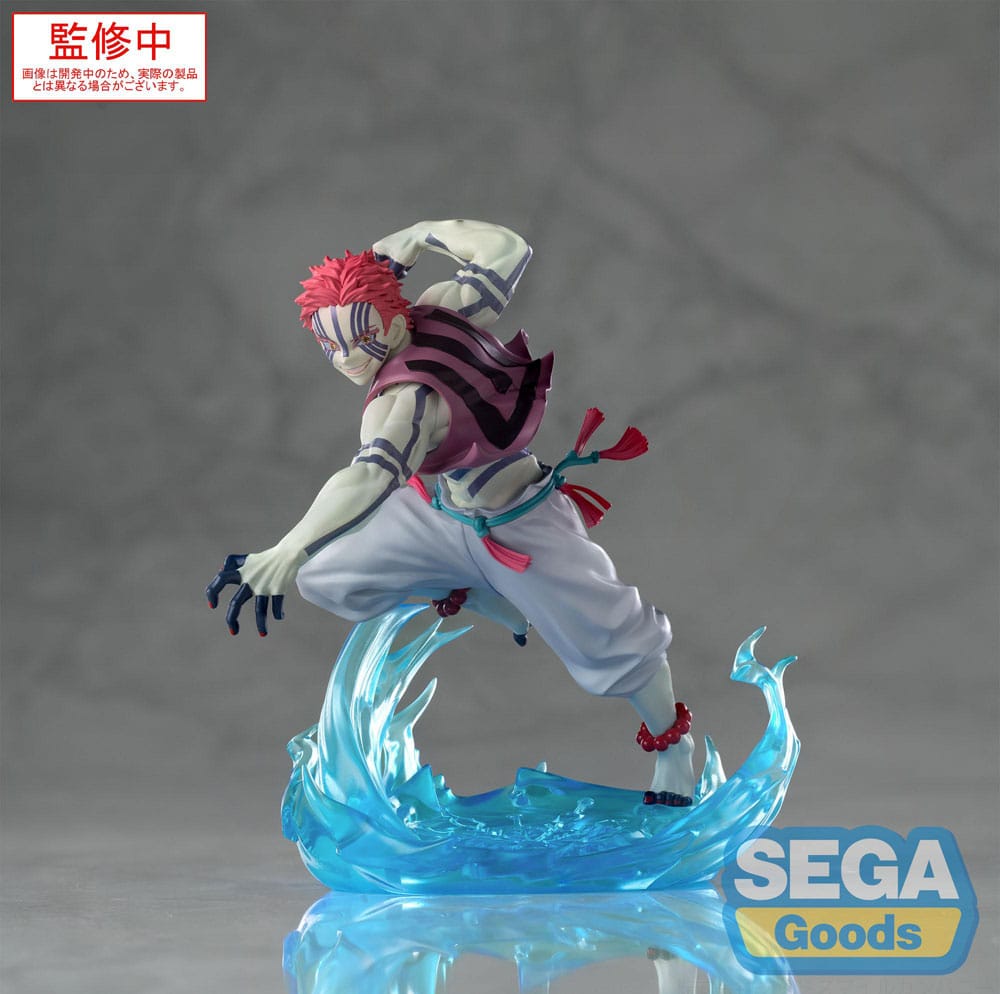 Akaza demon slayer: kimetsu no yaiba estatua pvc xross link anime.  miembro de los doce kizuki y villano destacado del arco argumental del tren mugen, akaza encarna la brutalidad elegante y el poderío marcial. Esta figura lo captura en un momento de movimiento congelado, tenso, enroscado y listo para atacar, en equilibrio sobre una base que amplifica la fuerza explosiva de su ataque. Akaza aparece en plena acción, con el torso girado, el brazo levantado y la pierna extendida, como si estuviera lanzando un golpe devastador. Su intensa expresión y sus icónicas marcas faciales enfatizan su precisión y su poder letal. Las cintas que cuelgan de su cinturón añaden una sensación de velocidad y movimiento a la escultura. Su diseño recrea fielmente el estilo del anime: torso desnudo con marcas demoníacas azules, pelo rosa puntiagudo, pantalones blancos anchos y detalles en rojo. La base, hecha de pvc azul translúcido, se asemeja a una explosión de energía estilizada o a una ola de agua, lo que añade impacto visual y movimiento a la exposición. Con una altura aproximada de 14 cm, esta figura de pvc forma parte de la colección xross link de sega. Con una pose dinámica, una base de efectos impresionante y detalles nítidos, es perfecta para capturar la intensidad de la batalla en tu estantería o ampliar tu colección de demon slayer.