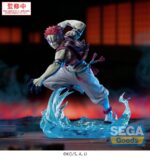 AKAZA DEMON SLAYER: KIMETSU NO YAIBA ESTATUA PVC XROSS LINK ANIME. Miembro de los Doce Kizuki y villano destacado del arco argumental del Tren Mugen, Akaza encarna la brutalidad elegante y el poderío marcial. Esta figura lo captura en un momento de movimiento congelado, tenso, enroscado y listo para atacar, en equilibrio sobre una base que amplifica la fuerza explosiva de su ataque. Akaza aparece en plena acción, con el torso girado, el brazo levantado y la pierna extendida, como si estuviera lanzando un golpe devastador. Su intensa expresión y sus icónicas marcas faciales enfatizan su precisión y su poder letal. Las cintas que cuelgan de su cinturón añaden una sensación de velocidad y movimiento a la escultura. Su diseño recrea fielmente el estilo del anime: torso desnudo con marcas demoníacas azules, pelo rosa puntiagudo, pantalones blancos anchos y detalles en rojo. La base, hecha de PVC azul translúcido, se asemeja a una explosión de energía estilizada o a una ola de agua, lo que añade impacto visual y movimiento a la exposición. Con una altura aproximada de 14 cm, esta figura de PVC forma parte de la colección Xross Link de SEGA. Con una pose dinámica, una base de efectos impresionante y detalles nítidos, es perfecta para capturar la intensidad de la batalla en tu estantería o ampliar tu colección de Demon Slayer.