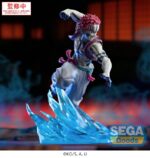 AKAZA DEMON SLAYER: KIMETSU NO YAIBA ESTATUA PVC XROSS LINK ANIME. Miembro de los Doce Kizuki y villano destacado del arco argumental del Tren Mugen, Akaza encarna la brutalidad elegante y el poderío marcial. Esta figura lo captura en un momento de movimiento congelado, tenso, enroscado y listo para atacar, en equilibrio sobre una base que amplifica la fuerza explosiva de su ataque. Akaza aparece en plena acción, con el torso girado, el brazo levantado y la pierna extendida, como si estuviera lanzando un golpe devastador. Su intensa expresión y sus icónicas marcas faciales enfatizan su precisión y su poder letal. Las cintas que cuelgan de su cinturón añaden una sensación de velocidad y movimiento a la escultura. Su diseño recrea fielmente el estilo del anime: torso desnudo con marcas demoníacas azules, pelo rosa puntiagudo, pantalones blancos anchos y detalles en rojo. La base, hecha de PVC azul translúcido, se asemeja a una explosión de energía estilizada o a una ola de agua, lo que añade impacto visual y movimiento a la exposición. Con una altura aproximada de 14 cm, esta figura de PVC forma parte de la colección Xross Link de SEGA. Con una pose dinámica, una base de efectos impresionante y detalles nítidos, es perfecta para capturar la intensidad de la batalla en tu estantería o ampliar tu colección de Demon Slayer.