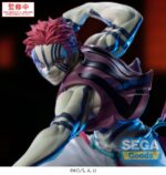 AKAZA DEMON SLAYER: KIMETSU NO YAIBA ESTATUA PVC XROSS LINK ANIME. Miembro de los Doce Kizuki y villano destacado del arco argumental del Tren Mugen, Akaza encarna la brutalidad elegante y el poderío marcial. Esta figura lo captura en un momento de movimiento congelado, tenso, enroscado y listo para atacar, en equilibrio sobre una base que amplifica la fuerza explosiva de su ataque. Akaza aparece en plena acción, con el torso girado, el brazo levantado y la pierna extendida, como si estuviera lanzando un golpe devastador. Su intensa expresión y sus icónicas marcas faciales enfatizan su precisión y su poder letal. Las cintas que cuelgan de su cinturón añaden una sensación de velocidad y movimiento a la escultura. Su diseño recrea fielmente el estilo del anime: torso desnudo con marcas demoníacas azules, pelo rosa puntiagudo, pantalones blancos anchos y detalles en rojo. La base, hecha de PVC azul translúcido, se asemeja a una explosión de energía estilizada o a una ola de agua, lo que añade impacto visual y movimiento a la exposición. Con una altura aproximada de 14 cm, esta figura de PVC forma parte de la colección Xross Link de SEGA. Con una pose dinámica, una base de efectos impresionante y detalles nítidos, es perfecta para capturar la intensidad de la batalla en tu estantería o ampliar tu colección de Demon Slayer.