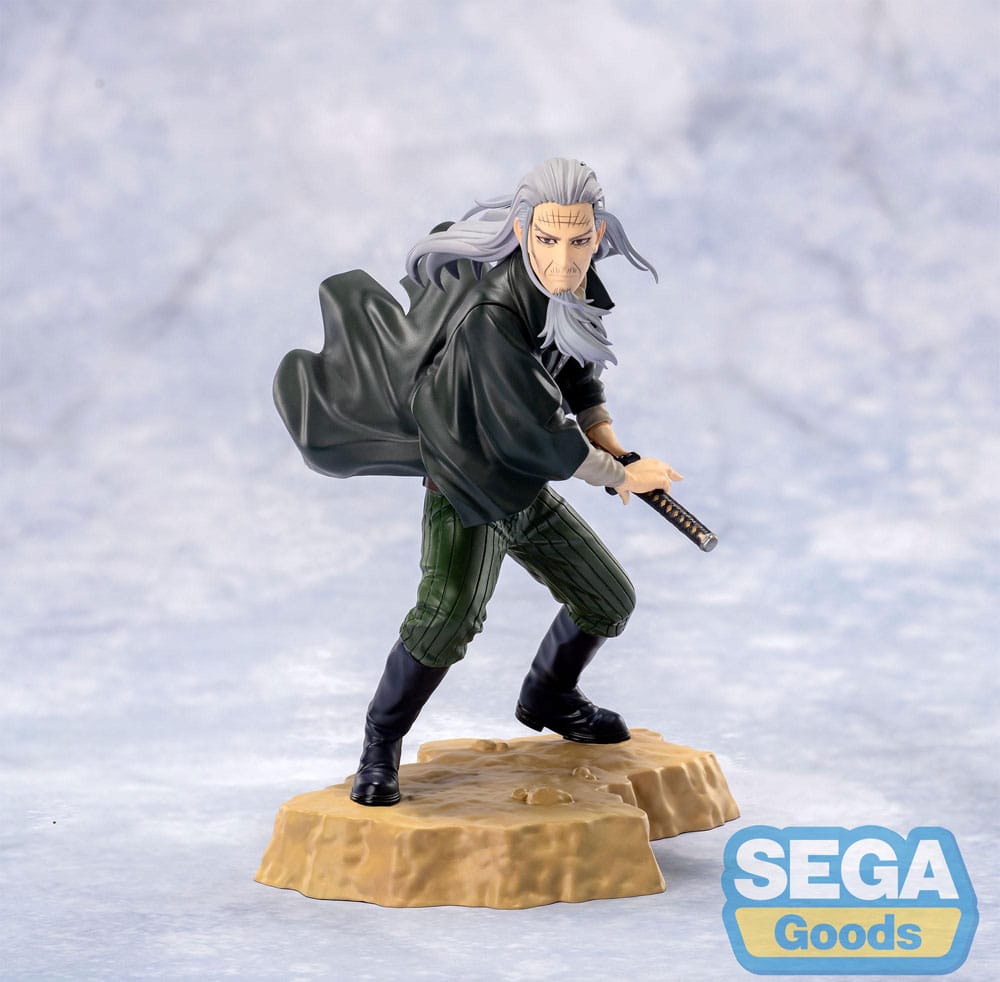 Toshizo hijikata golden kamuy estayua pvc xross link anime. En golden kamuy, toshizo hijikata es más que una leyenda viviente: es un fantasma de la historia, resucitado para reclamar el futuro que una vez soñó. Basada en el vicecomandante del shinsengumi, esta versión anime de hijikata fusiona el honor del pasado con la violencia de una búsqueda de tesoros moderna. A pesar de su edad, hijikata sigue siendo un maestro de la espada y un líder poderoso. Con larga cabellera plateada, mirada penetrante y una determinación inigualable, forma su propia facción en la guerra del oro ainu, desafiando tanto a las fuerzas militares como a criminales despiadados. Cada decisión que toma se basa en su misión de revivir una nación, cueste lo que cueste. Esta figura de pvc de 13 cm de altura lo captura en pleno movimiento, listo para atacar. Sus rodillas están flexionadas en una postura firme, con la mano agarrando su katana y la capa ondeando tras él. Su intensa expresión, junto con la dinámica forma de su ropa y cabello, refleja su disposición para la batalla. La base rocosa añade realismo al entorno y refuerza el movimiento y la presencia de la figura. Parte de la línea xross link de sega, es un fiel homenaje al espíritu imponente de hijikata.