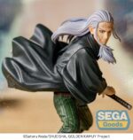 TOSHIZO HIJIKATA GOLDEN KAMUY ESTAYUA PVC XROSS LINK ANIME. En Golden Kamuy, Toshizo Hijikata es más que una leyenda viviente: es un fantasma de la historia, resucitado para reclamar el futuro que una vez soñó. Basada en el vicecomandante del Shinsengumi, esta versión anime de Hijikata fusiona el honor del pasado con la violencia de una búsqueda de tesoros moderna. A pesar de su edad, Hijikata sigue siendo un maestro de la espada y un líder poderoso. Con larga cabellera plateada, mirada penetrante y una determinación inigualable, forma su propia facción en la guerra del oro Ainu, desafiando tanto a las fuerzas militares como a criminales despiadados. Cada decisión que toma se basa en su misión de revivir una nación, cueste lo que cueste. Esta figura de PVC de 13 cm de altura lo captura en pleno movimiento, listo para atacar. Sus rodillas están flexionadas en una postura firme, con la mano agarrando su katana y la capa ondeando tras él. Su intensa expresión, junto con la dinámica forma de su ropa y cabello, refleja su disposición para la batalla. La base rocosa añade realismo al entorno y refuerza el movimiento y la presencia de la figura. Parte de la línea Xross Link de SEGA, es un fiel homenaje al espíritu imponente de Hijikata.