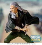 TOSHIZO HIJIKATA GOLDEN KAMUY ESTAYUA PVC XROSS LINK ANIME. En Golden Kamuy, Toshizo Hijikata es más que una leyenda viviente: es un fantasma de la historia, resucitado para reclamar el futuro que una vez soñó. Basada en el vicecomandante del Shinsengumi, esta versión anime de Hijikata fusiona el honor del pasado con la violencia de una búsqueda de tesoros moderna. A pesar de su edad, Hijikata sigue siendo un maestro de la espada y un líder poderoso. Con larga cabellera plateada, mirada penetrante y una determinación inigualable, forma su propia facción en la guerra del oro Ainu, desafiando tanto a las fuerzas militares como a criminales despiadados. Cada decisión que toma se basa en su misión de revivir una nación, cueste lo que cueste. Esta figura de PVC de 13 cm de altura lo captura en pleno movimiento, listo para atacar. Sus rodillas están flexionadas en una postura firme, con la mano agarrando su katana y la capa ondeando tras él. Su intensa expresión, junto con la dinámica forma de su ropa y cabello, refleja su disposición para la batalla. La base rocosa añade realismo al entorno y refuerza el movimiento y la presencia de la figura. Parte de la línea Xross Link de SEGA, es un fiel homenaje al espíritu imponente de Hijikata.