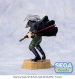 TOSHIZO HIJIKATA GOLDEN KAMUY ESTAYUA PVC XROSS LINK ANIME. En Golden Kamuy, Toshizo Hijikata es más que una leyenda viviente: es un fantasma de la historia, resucitado para reclamar el futuro que una vez soñó. Basada en el vicecomandante del Shinsengumi, esta versión anime de Hijikata fusiona el honor del pasado con la violencia de una búsqueda de tesoros moderna. A pesar de su edad, Hijikata sigue siendo un maestro de la espada y un líder poderoso. Con larga cabellera plateada, mirada penetrante y una determinación inigualable, forma su propia facción en la guerra del oro Ainu, desafiando tanto a las fuerzas militares como a criminales despiadados. Cada decisión que toma se basa en su misión de revivir una nación, cueste lo que cueste. Esta figura de PVC de 13 cm de altura lo captura en pleno movimiento, listo para atacar. Sus rodillas están flexionadas en una postura firme, con la mano agarrando su katana y la capa ondeando tras él. Su intensa expresión, junto con la dinámica forma de su ropa y cabello, refleja su disposición para la batalla. La base rocosa añade realismo al entorno y refuerza el movimiento y la presencia de la figura. Parte de la línea Xross Link de SEGA, es un fiel homenaje al espíritu imponente de Hijikata.