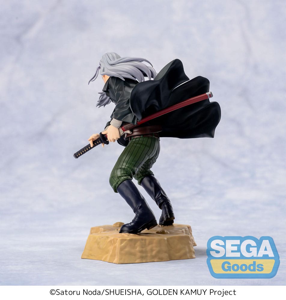 Toshizo hijikata golden kamuy estayua pvc xross link anime. En golden kamuy, toshizo hijikata es más que una leyenda viviente: es un fantasma de la historia, resucitado para reclamar el futuro que una vez soñó. Basada en el vicecomandante del shinsengumi, esta versión anime de hijikata fusiona el honor del pasado con la violencia de una búsqueda de tesoros moderna. A pesar de su edad, hijikata sigue siendo un maestro de la espada y un líder poderoso. Con larga cabellera plateada, mirada penetrante y una determinación inigualable, forma su propia facción en la guerra del oro ainu, desafiando tanto a las fuerzas militares como a criminales despiadados. Cada decisión que toma se basa en su misión de revivir una nación, cueste lo que cueste. Esta figura de pvc de 13 cm de altura lo captura en pleno movimiento, listo para atacar. Sus rodillas están flexionadas en una postura firme, con la mano agarrando su katana y la capa ondeando tras él. Su intensa expresión, junto con la dinámica forma de su ropa y cabello, refleja su disposición para la batalla. La base rocosa añade realismo al entorno y refuerza el movimiento y la presencia de la figura. Parte de la línea xross link de sega, es un fiel homenaje al espíritu imponente de hijikata.