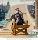 HYAKUNOSUKE OGATA GOLDEN KAMUY ESTAYUA PVC XROSS LINK ANIME. En el duro e implacable mundo de Golden Kamuy, ambientada en la era Meiji de Japón, Hyakunosuke Ogata se destaca como una figura ambigua y mortal. Ex francotirador del Ejército Imperial con una precisión inigualable, opera en las sombras, guiado únicamente por el interés propio y el frío pragmatismo. Tranquilo y calculador, Ogata sigue siendo un personaje moralmente complejo, tanto traidor como superviviente. Como hijo ilegítimo de un oficial de alto rango, Ogata ha cortado lazos tanto con la familia como con la nación. Su participación en la mortal búsqueda del tesoro ainu lo coloca en medio de una red de manipulación y traición. En el anime, sus escenas están marcadas por un silencio espeluznante, una mirada penetrante y una puntería letal. Esta figura lo captura en una pose característica: agachado sobre una plataforma de madera, apuntando por las miras de su largo rifle. Su capa se eleva ligeramente detrás de él y su expresión enfocada dice mucho sobre su resolución mortal. Su cabello peinado hacia atrás y su lenguaje corporal preciso completan la representación de este cazador silencioso. Fabricada en PVC y con una altura de unos 13 cm, la figura presta especial atención a los detalles, desde la veta de la base de madera hasta los pliegues de su uniforme y la fina escultura del rifle. Es una representación fiel que encarna la fría intensidad de Ogata.