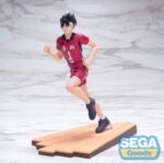 TETSURO KUROO HAIKYU!! ESTATUA PVC HIGH PREMIUM. Tetsurō Kuroo es el astuto y carismático capitán de Nekoma High en Haikyuu!!. Conocido por su carácter provocador y su agudo intelecto, Kuroo lidera a su equipo con confianza e ingenio. Se destaca por su juego psicológico, a menudo sacando de quicio a sus oponentes, a la vez que es un ancla firme y estratégica para sus compañeros, especialmente para Kenma. Como central, su sentido del ritmo y su capacidad analítica lo convierten en una fuerza formidable en la red. Tras sus sonrisas y burlas desenfadadas se esconde un líder dedicado que realmente se preocupa por su equipo. Esta figura de PVC de 17 cm muestra a Kuroo en pleno movimiento, vistiendo su camiseta roja de Nekoma con el número 1. Está posando corriendo sobre una base similar a la de una cancha de voleibol, capturando la esencia de la intensidad del partido. Su cabello puntiagudo, su expresión concentrada y su pose fluida se mantienen fieles al diseño visual y la energía del anime.