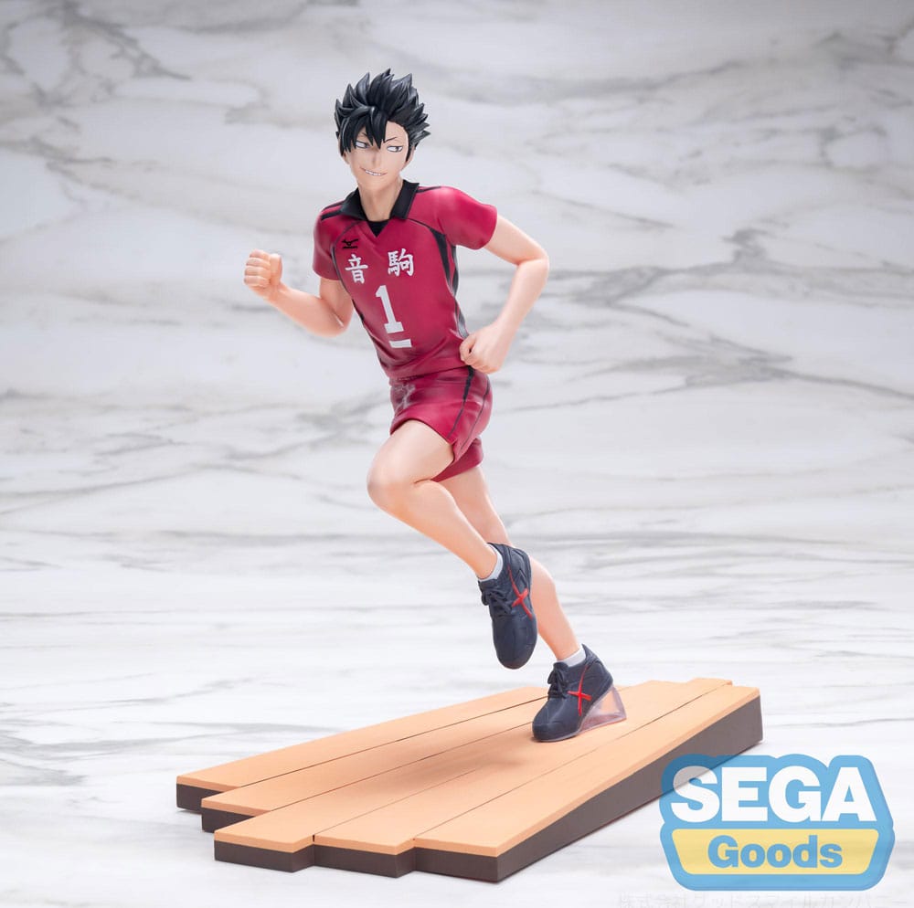 Tetsuro kuroo haikyu!! Estatua pvc high premium.  tetsurō kuroo es el astuto y carismático capitán de nekoma high en haikyuu!!. Conocido por su carácter provocador y su agudo intelecto, kuroo lidera a su equipo con confianza e ingenio. Se destaca por su juego psicológico, a menudo sacando de quicio a sus oponentes, a la vez que es un ancla firme y estratégica para sus compañeros, especialmente para kenma. Como central, su sentido del ritmo y su capacidad analítica lo convierten en una fuerza formidable en la red. Tras sus sonrisas y burlas desenfadadas se esconde un líder dedicado que realmente se preocupa por su equipo. Esta figura de pvc de 17 cm muestra a kuroo en pleno movimiento, vistiendo su camiseta roja de nekoma con el número 1. Está posando corriendo sobre una base similar a la de una cancha de voleibol, capturando la esencia de la intensidad del partido. Su cabello puntiagudo, su expresión concentrada y su pose fluida se mantienen fieles al diseño visual y la energía del anime.