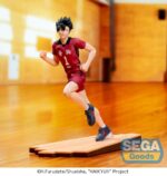 TETSURO KUROO HAIKYU!! ESTATUA PVC HIGH PREMIUM. Tetsurō Kuroo es el astuto y carismático capitán de Nekoma High en Haikyuu!!. Conocido por su carácter provocador y su agudo intelecto, Kuroo lidera a su equipo con confianza e ingenio. Se destaca por su juego psicológico, a menudo sacando de quicio a sus oponentes, a la vez que es un ancla firme y estratégica para sus compañeros, especialmente para Kenma. Como central, su sentido del ritmo y su capacidad analítica lo convierten en una fuerza formidable en la red. Tras sus sonrisas y burlas desenfadadas se esconde un líder dedicado que realmente se preocupa por su equipo. Esta figura de PVC de 17 cm muestra a Kuroo en pleno movimiento, vistiendo su camiseta roja de Nekoma con el número 1. Está posando corriendo sobre una base similar a la de una cancha de voleibol, capturando la esencia de la intensidad del partido. Su cabello puntiagudo, su expresión concentrada y su pose fluida se mantienen fieles al diseño visual y la energía del anime.