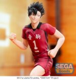 TETSURO KUROO HAIKYU!! ESTATUA PVC HIGH PREMIUM. Tetsurō Kuroo es el astuto y carismático capitán de Nekoma High en Haikyuu!!. Conocido por su carácter provocador y su agudo intelecto, Kuroo lidera a su equipo con confianza e ingenio. Se destaca por su juego psicológico, a menudo sacando de quicio a sus oponentes, a la vez que es un ancla firme y estratégica para sus compañeros, especialmente para Kenma. Como central, su sentido del ritmo y su capacidad analítica lo convierten en una fuerza formidable en la red. Tras sus sonrisas y burlas desenfadadas se esconde un líder dedicado que realmente se preocupa por su equipo. Esta figura de PVC de 17 cm muestra a Kuroo en pleno movimiento, vistiendo su camiseta roja de Nekoma con el número 1. Está posando corriendo sobre una base similar a la de una cancha de voleibol, capturando la esencia de la intensidad del partido. Su cabello puntiagudo, su expresión concentrada y su pose fluida se mantienen fieles al diseño visual y la energía del anime.