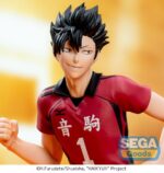 TETSURO KUROO HAIKYU!! ESTATUA PVC HIGH PREMIUM. Tetsurō Kuroo es el astuto y carismático capitán de Nekoma High en Haikyuu!!. Conocido por su carácter provocador y su agudo intelecto, Kuroo lidera a su equipo con confianza e ingenio. Se destaca por su juego psicológico, a menudo sacando de quicio a sus oponentes, a la vez que es un ancla firme y estratégica para sus compañeros, especialmente para Kenma. Como central, su sentido del ritmo y su capacidad analítica lo convierten en una fuerza formidable en la red. Tras sus sonrisas y burlas desenfadadas se esconde un líder dedicado que realmente se preocupa por su equipo. Esta figura de PVC de 17 cm muestra a Kuroo en pleno movimiento, vistiendo su camiseta roja de Nekoma con el número 1. Está posando corriendo sobre una base similar a la de una cancha de voleibol, capturando la esencia de la intensidad del partido. Su cabello puntiagudo, su expresión concentrada y su pose fluida se mantienen fieles al diseño visual y la energía del anime.