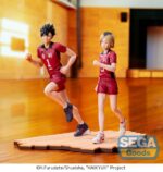 TETSURO KUROO HAIKYU!! ESTATUA PVC HIGH PREMIUM. Tetsurō Kuroo es el astuto y carismático capitán de Nekoma High en Haikyuu!!. Conocido por su carácter provocador y su agudo intelecto, Kuroo lidera a su equipo con confianza e ingenio. Se destaca por su juego psicológico, a menudo sacando de quicio a sus oponentes, a la vez que es un ancla firme y estratégica para sus compañeros, especialmente para Kenma. Como central, su sentido del ritmo y su capacidad analítica lo convierten en una fuerza formidable en la red. Tras sus sonrisas y burlas desenfadadas se esconde un líder dedicado que realmente se preocupa por su equipo. Esta figura de PVC de 17 cm muestra a Kuroo en pleno movimiento, vistiendo su camiseta roja de Nekoma con el número 1. Está posando corriendo sobre una base similar a la de una cancha de voleibol, capturando la esencia de la intensidad del partido. Su cabello puntiagudo, su expresión concentrada y su pose fluida se mantienen fieles al diseño visual y la energía del anime.