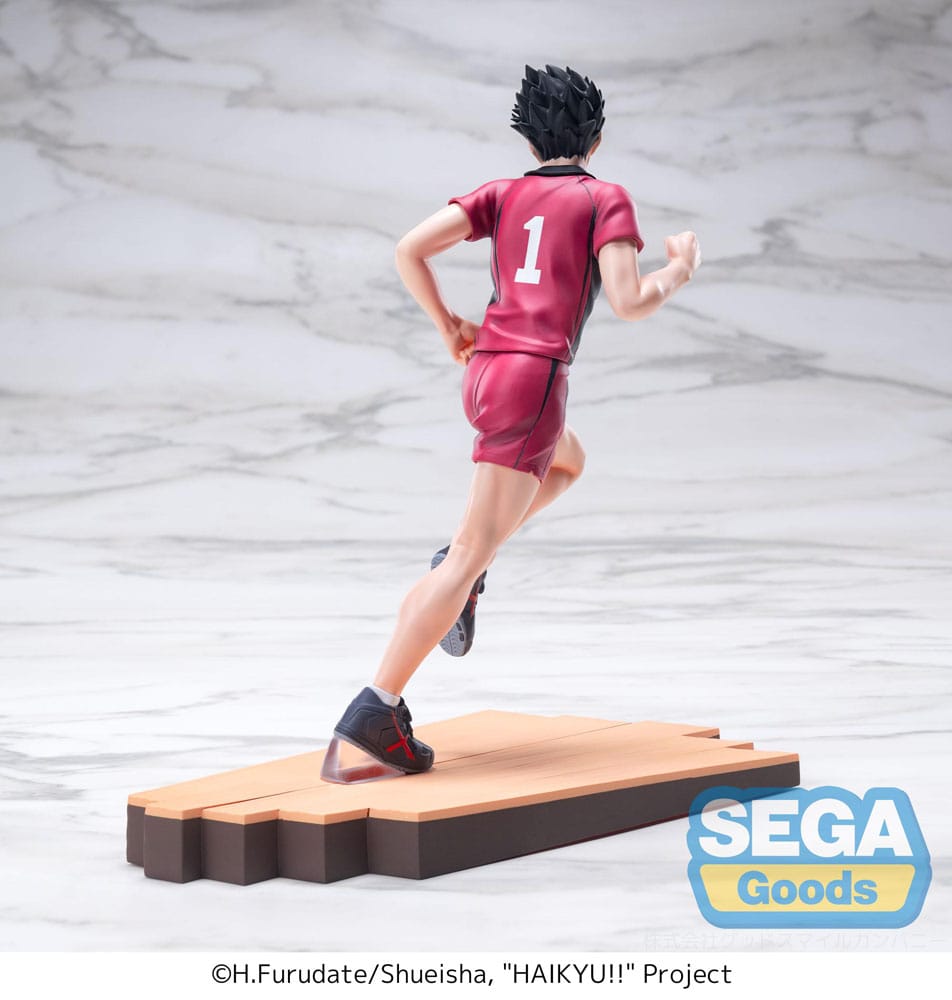 Tetsuro kuroo haikyu!! Estatua pvc high premium.  tetsurō kuroo es el astuto y carismático capitán de nekoma high en haikyuu!!. Conocido por su carácter provocador y su agudo intelecto, kuroo lidera a su equipo con confianza e ingenio. Se destaca por su juego psicológico, a menudo sacando de quicio a sus oponentes, a la vez que es un ancla firme y estratégica para sus compañeros, especialmente para kenma. Como central, su sentido del ritmo y su capacidad analítica lo convierten en una fuerza formidable en la red. Tras sus sonrisas y burlas desenfadadas se esconde un líder dedicado que realmente se preocupa por su equipo. Esta figura de pvc de 17 cm muestra a kuroo en pleno movimiento, vistiendo su camiseta roja de nekoma con el número 1. Está posando corriendo sobre una base similar a la de una cancha de voleibol, capturando la esencia de la intensidad del partido. Su cabello puntiagudo, su expresión concentrada y su pose fluida se mantienen fieles al diseño visual y la energía del anime.