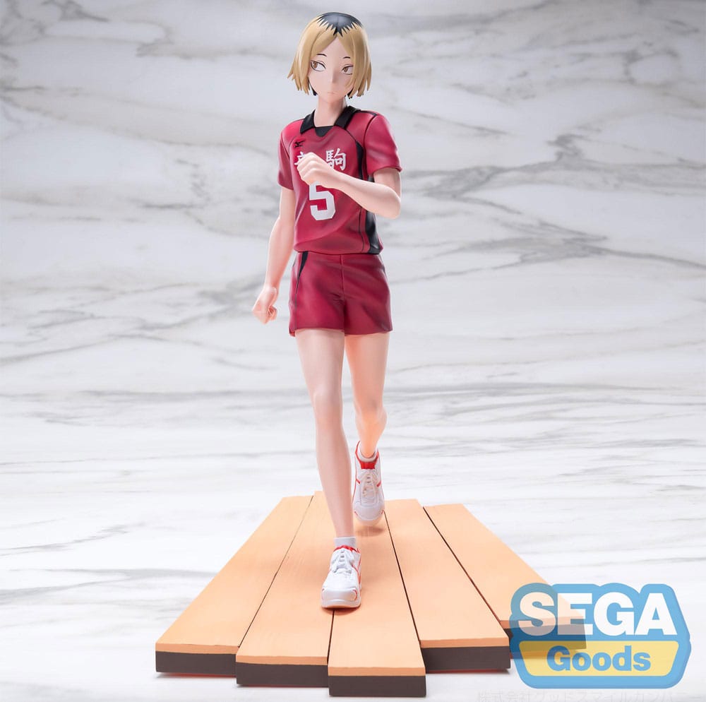 Kenma kozume haikyu!! Estatua pvc high premium. En haikyuu!! , kenma kozume es el colocador de nekoma high y el discreto estratega que guía cada movimiento del equipo. Conocido por su calma y agudeza mental, kenma no busca ser el centro de atención. En cambio, observa, calcula y ejecuta jugadas perfectamente sincronizadas con una precisión sin esfuerzo. A menudo visto jugando o en un lugar reservado, kenma es el pensador silencioso de la cancha. Pero no te dejes engañar por su bajo perfil: su lectura del juego es inigualable y su presencia se siente en cada jugada. Es el cerebro de nekoma, y ​​cada jugada comienza con él. Esta figura de pvc de 16 cm de la colección high premium captura a kenma con su uniforme rojo de nekoma, luciendo con orgullo el número 5. Camina sobre la base de una cancha de voleibol estilizada, en una pose natural y relajada que combina con su naturaleza reservada. La escultura se mantiene fiel al anime, desde el cabello de dos tonos hasta la mirada abatida y la camiseta sutilmente detallada.