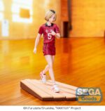KENMA KOZUME HAIKYU!! ESTATUA PVC HIGH PREMIUM. En Haikyuu!!, Kenma Kozume es el colocador de Nekoma High y el discreto estratega que guía cada movimiento del equipo. Conocido por su calma y agudeza mental, Kenma no busca ser el centro de atención. En cambio, observa, calcula y ejecuta jugadas perfectamente sincronizadas con una precisión sin esfuerzo. A menudo visto jugando o en un lugar reservado, Kenma es el pensador silencioso de la cancha. Pero no te dejes engañar por su bajo perfil: su lectura del juego es inigualable y su presencia se siente en cada jugada. Es el cerebro de Nekoma, y ​​cada jugada comienza con él. Esta figura de PVC de 16 cm de la colección High Premium captura a Kenma con su uniforme rojo de Nekoma, luciendo con orgullo el número 5. Camina sobre la base de una cancha de voleibol estilizada, en una pose natural y relajada que combina con su naturaleza reservada. La escultura se mantiene fiel al anime, desde el cabello de dos tonos hasta la mirada abatida y la camiseta sutilmente detallada.