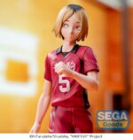 KENMA KOZUME HAIKYU!! ESTATUA PVC HIGH PREMIUM. En Haikyuu!!, Kenma Kozume es el colocador de Nekoma High y el discreto estratega que guía cada movimiento del equipo. Conocido por su calma y agudeza mental, Kenma no busca ser el centro de atención. En cambio, observa, calcula y ejecuta jugadas perfectamente sincronizadas con una precisión sin esfuerzo. A menudo visto jugando o en un lugar reservado, Kenma es el pensador silencioso de la cancha. Pero no te dejes engañar por su bajo perfil: su lectura del juego es inigualable y su presencia se siente en cada jugada. Es el cerebro de Nekoma, y ​​cada jugada comienza con él. Esta figura de PVC de 16 cm de la colección High Premium captura a Kenma con su uniforme rojo de Nekoma, luciendo con orgullo el número 5. Camina sobre la base de una cancha de voleibol estilizada, en una pose natural y relajada que combina con su naturaleza reservada. La escultura se mantiene fiel al anime, desde el cabello de dos tonos hasta la mirada abatida y la camiseta sutilmente detallada.