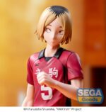 KENMA KOZUME HAIKYU!! ESTATUA PVC HIGH PREMIUM. En Haikyuu!!, Kenma Kozume es el colocador de Nekoma High y el discreto estratega que guía cada movimiento del equipo. Conocido por su calma y agudeza mental, Kenma no busca ser el centro de atención. En cambio, observa, calcula y ejecuta jugadas perfectamente sincronizadas con una precisión sin esfuerzo. A menudo visto jugando o en un lugar reservado, Kenma es el pensador silencioso de la cancha. Pero no te dejes engañar por su bajo perfil: su lectura del juego es inigualable y su presencia se siente en cada jugada. Es el cerebro de Nekoma, y ​​cada jugada comienza con él. Esta figura de PVC de 16 cm de la colección High Premium captura a Kenma con su uniforme rojo de Nekoma, luciendo con orgullo el número 5. Camina sobre la base de una cancha de voleibol estilizada, en una pose natural y relajada que combina con su naturaleza reservada. La escultura se mantiene fiel al anime, desde el cabello de dos tonos hasta la mirada abatida y la camiseta sutilmente detallada.