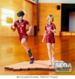 KENMA KOZUME HAIKYU!! ESTATUA PVC HIGH PREMIUM. En Haikyuu!!, Kenma Kozume es el colocador de Nekoma High y el discreto estratega que guía cada movimiento del equipo. Conocido por su calma y agudeza mental, Kenma no busca ser el centro de atención. En cambio, observa, calcula y ejecuta jugadas perfectamente sincronizadas con una precisión sin esfuerzo. A menudo visto jugando o en un lugar reservado, Kenma es el pensador silencioso de la cancha. Pero no te dejes engañar por su bajo perfil: su lectura del juego es inigualable y su presencia se siente en cada jugada. Es el cerebro de Nekoma, y ​​cada jugada comienza con él. Esta figura de PVC de 16 cm de la colección High Premium captura a Kenma con su uniforme rojo de Nekoma, luciendo con orgullo el número 5. Camina sobre la base de una cancha de voleibol estilizada, en una pose natural y relajada que combina con su naturaleza reservada. La escultura se mantiene fiel al anime, desde el cabello de dos tonos hasta la mirada abatida y la camiseta sutilmente detallada.