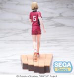 KENMA KOZUME HAIKYU!! ESTATUA PVC HIGH PREMIUM. En Haikyuu!!, Kenma Kozume es el colocador de Nekoma High y el discreto estratega que guía cada movimiento del equipo. Conocido por su calma y agudeza mental, Kenma no busca ser el centro de atención. En cambio, observa, calcula y ejecuta jugadas perfectamente sincronizadas con una precisión sin esfuerzo. A menudo visto jugando o en un lugar reservado, Kenma es el pensador silencioso de la cancha. Pero no te dejes engañar por su bajo perfil: su lectura del juego es inigualable y su presencia se siente en cada jugada. Es el cerebro de Nekoma, y ​​cada jugada comienza con él. Esta figura de PVC de 16 cm de la colección High Premium captura a Kenma con su uniforme rojo de Nekoma, luciendo con orgullo el número 5. Camina sobre la base de una cancha de voleibol estilizada, en una pose natural y relajada que combina con su naturaleza reservada. La escultura se mantiene fiel al anime, desde el cabello de dos tonos hasta la mirada abatida y la camiseta sutilmente detallada.