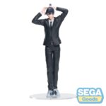 AKI HAYAKAWA CHAINSAW MAN - THE MOVIE: REZE ARC ESTATUA PVC HIGH PREMIUM. En el brutal y sobrenatural mundo de Chainsaw Man, Aki Hayakawa destaca por su fría compostura, su fuerte sentido del deber y una tranquila determinación nacida de una tragedia personal. Cazador de demonios para la Seguridad Pública, persigue la venganza con claridad y moderación. Esta figura rinde homenaje a esa dualidad con una pose sorprendentemente juguetona. Aki aparece en una postura poco habitual: con los brazos levantados por encima de la cabeza, formando orejas de zorro con los dedos, una sutil referencia a su contrato con el Diablo Zorro. Aunque sigue mostrando compostura, esta pose insinúa un lado más suave y humano que rara vez se muestra en la serie. Vestido con su característico traje negro elegante, Aki mantiene su aspecto agudo y sereno. Una corbata negra, una camisa blanca y unos zapatos casuales de color azul claro completan su atuendo. Su cabello negro recogido en un moño y su expresión abatida están fielmente esculpidos. Con una altura de unos 20 cm, esta figura de PVC de la línea High Premium de SEGA es compacta pero precisa. Con un esculpido limpio, una base clara y una pintura sólida, es un complemento perfecto para cualquier colección de Chainsaw Man sin ocupar demasiado espacio.