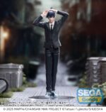 AKI HAYAKAWA CHAINSAW MAN - THE MOVIE: REZE ARC ESTATUA PVC HIGH PREMIUM. En el brutal y sobrenatural mundo de Chainsaw Man, Aki Hayakawa destaca por su fría compostura, su fuerte sentido del deber y una tranquila determinación nacida de una tragedia personal. Cazador de demonios para la Seguridad Pública, persigue la venganza con claridad y moderación. Esta figura rinde homenaje a esa dualidad con una pose sorprendentemente juguetona. Aki aparece en una postura poco habitual: con los brazos levantados por encima de la cabeza, formando orejas de zorro con los dedos, una sutil referencia a su contrato con el Diablo Zorro. Aunque sigue mostrando compostura, esta pose insinúa un lado más suave y humano que rara vez se muestra en la serie. Vestido con su característico traje negro elegante, Aki mantiene su aspecto agudo y sereno. Una corbata negra, una camisa blanca y unos zapatos casuales de color azul claro completan su atuendo. Su cabello negro recogido en un moño y su expresión abatida están fielmente esculpidos. Con una altura de unos 20 cm, esta figura de PVC de la línea High Premium de SEGA es compacta pero precisa. Con un esculpido limpio, una base clara y una pintura sólida, es un complemento perfecto para cualquier colección de Chainsaw Man sin ocupar demasiado espacio.