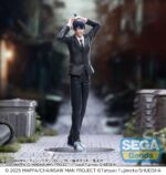 AKI HAYAKAWA CHAINSAW MAN - THE MOVIE: REZE ARC ESTATUA PVC HIGH PREMIUM. En el brutal y sobrenatural mundo de Chainsaw Man, Aki Hayakawa destaca por su fría compostura, su fuerte sentido del deber y una tranquila determinación nacida de una tragedia personal. Cazador de demonios para la Seguridad Pública, persigue la venganza con claridad y moderación. Esta figura rinde homenaje a esa dualidad con una pose sorprendentemente juguetona. Aki aparece en una postura poco habitual: con los brazos levantados por encima de la cabeza, formando orejas de zorro con los dedos, una sutil referencia a su contrato con el Diablo Zorro. Aunque sigue mostrando compostura, esta pose insinúa un lado más suave y humano que rara vez se muestra en la serie. Vestido con su característico traje negro elegante, Aki mantiene su aspecto agudo y sereno. Una corbata negra, una camisa blanca y unos zapatos casuales de color azul claro completan su atuendo. Su cabello negro recogido en un moño y su expresión abatida están fielmente esculpidos. Con una altura de unos 20 cm, esta figura de PVC de la línea High Premium de SEGA es compacta pero precisa. Con un esculpido limpio, una base clara y una pintura sólida, es un complemento perfecto para cualquier colección de Chainsaw Man sin ocupar demasiado espacio.
