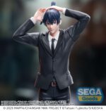AKI HAYAKAWA CHAINSAW MAN - THE MOVIE: REZE ARC ESTATUA PVC HIGH PREMIUM. En el brutal y sobrenatural mundo de Chainsaw Man, Aki Hayakawa destaca por su fría compostura, su fuerte sentido del deber y una tranquila determinación nacida de una tragedia personal. Cazador de demonios para la Seguridad Pública, persigue la venganza con claridad y moderación. Esta figura rinde homenaje a esa dualidad con una pose sorprendentemente juguetona. Aki aparece en una postura poco habitual: con los brazos levantados por encima de la cabeza, formando orejas de zorro con los dedos, una sutil referencia a su contrato con el Diablo Zorro. Aunque sigue mostrando compostura, esta pose insinúa un lado más suave y humano que rara vez se muestra en la serie. Vestido con su característico traje negro elegante, Aki mantiene su aspecto agudo y sereno. Una corbata negra, una camisa blanca y unos zapatos casuales de color azul claro completan su atuendo. Su cabello negro recogido en un moño y su expresión abatida están fielmente esculpidos. Con una altura de unos 20 cm, esta figura de PVC de la línea High Premium de SEGA es compacta pero precisa. Con un esculpido limpio, una base clara y una pintura sólida, es un complemento perfecto para cualquier colección de Chainsaw Man sin ocupar demasiado espacio.