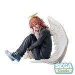 ANGEL DEVIL CHAINSAW MAN - THE MOVIE: REZE ARC ESTATUA PVC HIGH PREMIUM. Angel Devil, uno de los personajes más enigmáticos de Chainsaw Man, es una paradoja constante: ángel y demonio, bondad y peligro, belleza y tristeza. Esta figura captura a la perfección ese contraste, con una pose sentada e introspectiva que refleja su personalidad distante y fatalista. Sentado con las rodillas pegadas al pecho, Angel Devil mira ligeramente hacia otro lado con una expresión de cansancio y distanciamiento. Un halo flotante sobre su cabeza, su suave cabello rojo cayendo sobre su rostro y sus amplias alas blancas enfatizan su delicada presencia sobrenatural. Su atuendo es sencillo pero detallado: un traje formal oscuro combinado con zapatillas deportivas de color azul claro, lo que crea un sutil contraste con sus alas inmaculadas. El ambiente general transmite aislamiento y poder contenido, al igual que en la serie. Con una altura aproximada de 11 cm, esta figura de PVC de la línea High Premium de SEGA es compacta pero rica en emociones. Con plumas finamente esculpidas y una pose sorprendentemente expresiva, es un complemento perfecto para los coleccionistas de Chainsaw Man que buscan profundidad más allá de la acción.