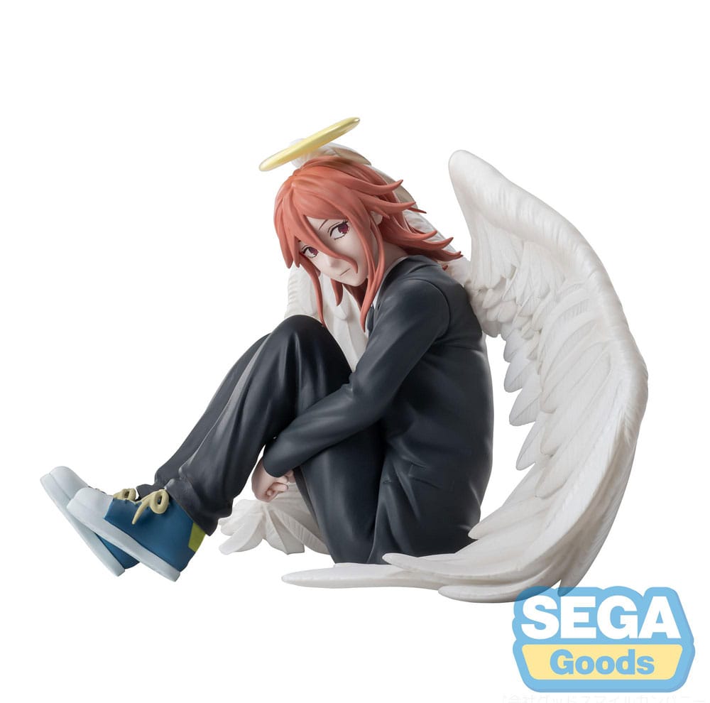 Angel devil chainsaw man - the movie: reze arc estatua pvc high premium.  angel devil, uno de los personajes más enigmáticos de chainsaw man, es una paradoja constante: ángel y demonio, bondad y peligro, belleza y tristeza. Esta figura captura a la perfección ese contraste, con una pose sentada e introspectiva que refleja su personalidad distante y fatalista. Sentado con las rodillas pegadas al pecho, angel devil mira ligeramente hacia otro lado con una expresión de cansancio y distanciamiento. Un halo flotante sobre su cabeza, su suave cabello rojo cayendo sobre su rostro y sus amplias alas blancas enfatizan su delicada presencia sobrenatural. Su atuendo es sencillo pero detallado: un traje formal oscuro combinado con zapatillas deportivas de color azul claro, lo que crea un sutil contraste con sus alas inmaculadas. El ambiente general transmite aislamiento y poder contenido, al igual que en la serie. Con una altura aproximada de 11 cm, esta figura de pvc de la línea high premium de sega es compacta pero rica en emociones. Con plumas finamente esculpidas y una pose sorprendentemente expresiva, es un complemento perfecto para los coleccionistas de chainsaw man que buscan profundidad más allá de la acción.