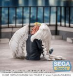 ANGEL DEVIL CHAINSAW MAN - THE MOVIE: REZE ARC ESTATUA PVC HIGH PREMIUM. Angel Devil, uno de los personajes más enigmáticos de Chainsaw Man, es una paradoja constante: ángel y demonio, bondad y peligro, belleza y tristeza. Esta figura captura a la perfección ese contraste, con una pose sentada e introspectiva que refleja su personalidad distante y fatalista. Sentado con las rodillas pegadas al pecho, Angel Devil mira ligeramente hacia otro lado con una expresión de cansancio y distanciamiento. Un halo flotante sobre su cabeza, su suave cabello rojo cayendo sobre su rostro y sus amplias alas blancas enfatizan su delicada presencia sobrenatural. Su atuendo es sencillo pero detallado: un traje formal oscuro combinado con zapatillas deportivas de color azul claro, lo que crea un sutil contraste con sus alas inmaculadas. El ambiente general transmite aislamiento y poder contenido, al igual que en la serie. Con una altura aproximada de 11 cm, esta figura de PVC de la línea High Premium de SEGA es compacta pero rica en emociones. Con plumas finamente esculpidas y una pose sorprendentemente expresiva, es un complemento perfecto para los coleccionistas de Chainsaw Man que buscan profundidad más allá de la acción.