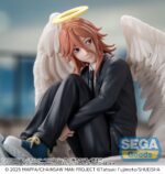 ANGEL DEVIL CHAINSAW MAN - THE MOVIE: REZE ARC ESTATUA PVC HIGH PREMIUM. Angel Devil, uno de los personajes más enigmáticos de Chainsaw Man, es una paradoja constante: ángel y demonio, bondad y peligro, belleza y tristeza. Esta figura captura a la perfección ese contraste, con una pose sentada e introspectiva que refleja su personalidad distante y fatalista. Sentado con las rodillas pegadas al pecho, Angel Devil mira ligeramente hacia otro lado con una expresión de cansancio y distanciamiento. Un halo flotante sobre su cabeza, su suave cabello rojo cayendo sobre su rostro y sus amplias alas blancas enfatizan su delicada presencia sobrenatural. Su atuendo es sencillo pero detallado: un traje formal oscuro combinado con zapatillas deportivas de color azul claro, lo que crea un sutil contraste con sus alas inmaculadas. El ambiente general transmite aislamiento y poder contenido, al igual que en la serie. Con una altura aproximada de 11 cm, esta figura de PVC de la línea High Premium de SEGA es compacta pero rica en emociones. Con plumas finamente esculpidas y una pose sorprendentemente expresiva, es un complemento perfecto para los coleccionistas de Chainsaw Man que buscan profundidad más allá de la acción.