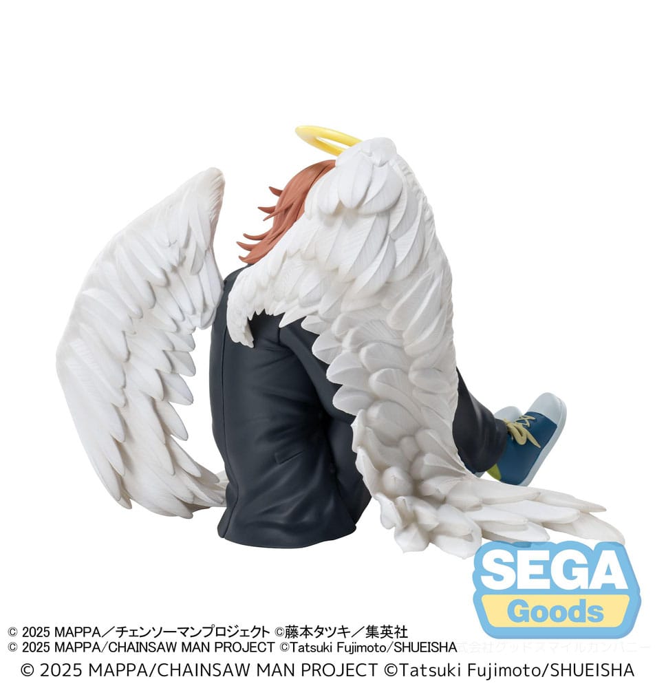 Angel devil chainsaw man - the movie: reze arc estatua pvc high premium.  angel devil, uno de los personajes más enigmáticos de chainsaw man, es una paradoja constante: ángel y demonio, bondad y peligro, belleza y tristeza. Esta figura captura a la perfección ese contraste, con una pose sentada e introspectiva que refleja su personalidad distante y fatalista. Sentado con las rodillas pegadas al pecho, angel devil mira ligeramente hacia otro lado con una expresión de cansancio y distanciamiento. Un halo flotante sobre su cabeza, su suave cabello rojo cayendo sobre su rostro y sus amplias alas blancas enfatizan su delicada presencia sobrenatural. Su atuendo es sencillo pero detallado: un traje formal oscuro combinado con zapatillas deportivas de color azul claro, lo que crea un sutil contraste con sus alas inmaculadas. El ambiente general transmite aislamiento y poder contenido, al igual que en la serie. Con una altura aproximada de 11 cm, esta figura de pvc de la línea high premium de sega es compacta pero rica en emociones. Con plumas finamente esculpidas y una pose sorprendentemente expresiva, es un complemento perfecto para los coleccionistas de chainsaw man que buscan profundidad más allá de la acción.