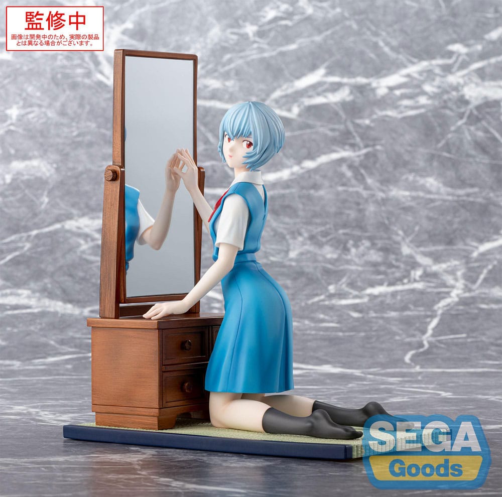 Rei ayanami tentative name evangelion: 3. 0+1. 0 thrice upon a time estatua figurizma pvc.  rei ayanami, una figura central y enigmática de la saga evangelion, aparece aquí representada en un raro momento de tranquila introspección, lejos del caos de las batallas eva y el terror apocalíptico. Arrodillada ante un tocador, parece perdida en sus pensamientos, evocando las múltiples preguntas que rodean su identidad fragmentada. Esta figura captura esa delicada pausa con sutil elegancia. Rei se arrodilla sobre una tradicional estera japonesa de tatami, vestida con su uniforme escolar, con una mano apoyada en un espejo vertical. Su mirada, ligeramente girada por encima del hombro, sugiere más interrogantes que reflexión, lo que realza su presencia silenciosa y misteriosa. Los detalles están finamente elaborados: el tocador de madera con cajones, un espejo real que refleja la figura, los suaves pliegues de la tela, los calcetines negros ajustados y una pose que es a la vez elegante y retraída. La composición crea una atmósfera tranquila y cargada de emoción. Con una altura aproximada de 25 cm, esta figura de pvc forma parte de la línea figurizm alpha de sega. Destaca por su composición narrativa, su base escénica incorporada y su pulida ejecución, lo que la convierte en una pieza de colección poética y simbólica para cualquier fan de rebuild of evangelion.